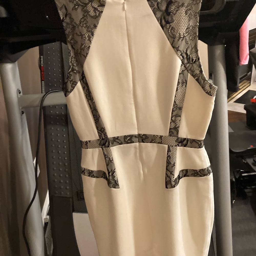 Sleeveless lace detailed ivory dress - Picture 2 of 4